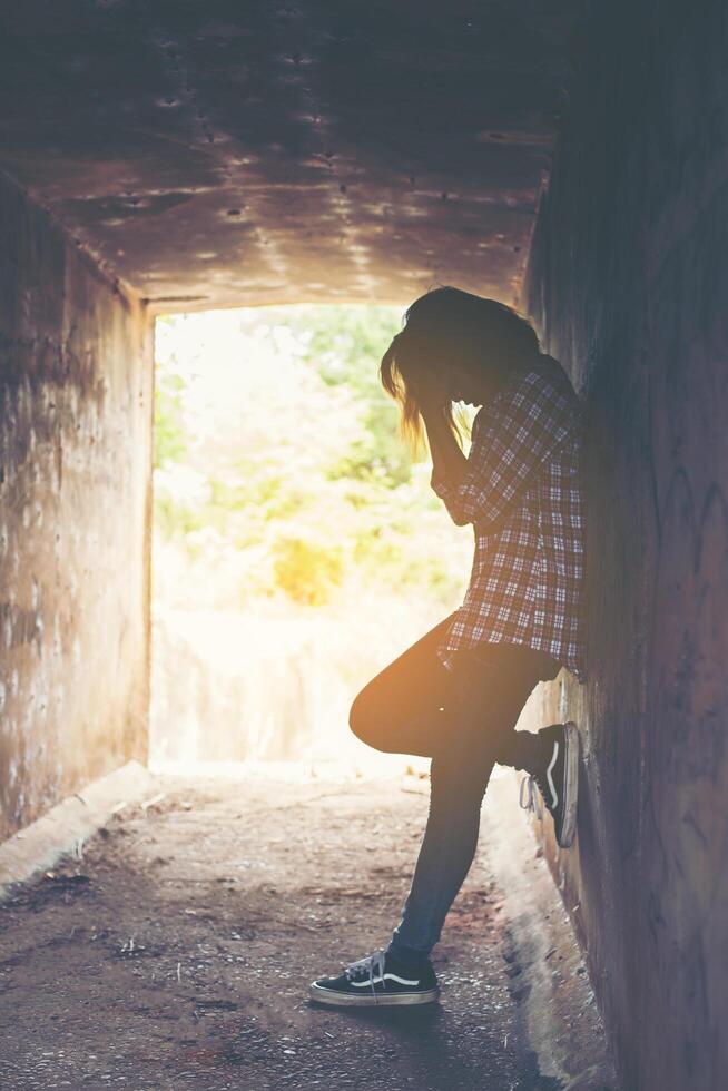 mulher triste em pé e chorar se sentindo tão mal, solidão